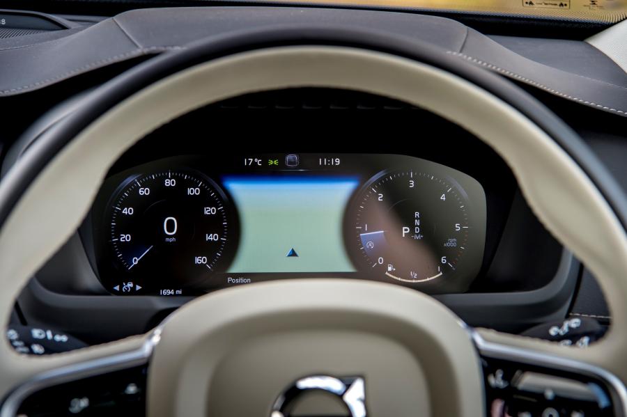 Панель приборов Volvo XC90 B5 Inscription 2019 года  (UK) (фото 40 из 40)